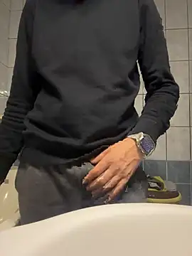 Snapshot of adiluci1 chatting on 10.04.25 adiluci1 online show from 10.04.25