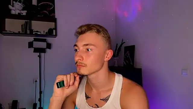 Snapshot of Artur__Skott chatting on 10.13.25 Artur Skott online show from 10.13.25