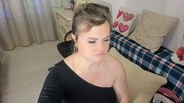 Snapshot of MildMature chatting on 01.04.25 MildMature online show from 01.04.25