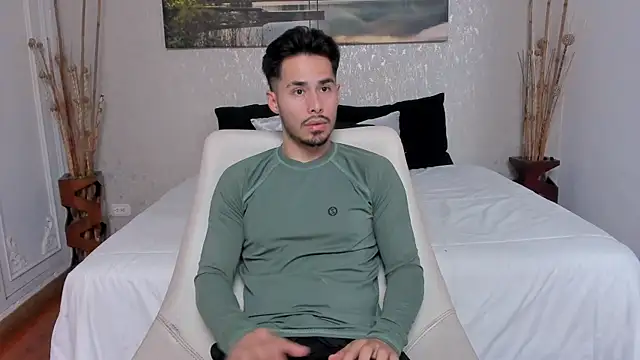 Snapshot of loghan_fox chatting on 09.11.25 loghan fox online show from 09.11.25