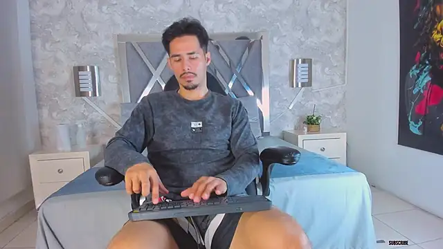 Snapshot of loghan_fox chatting on 09.26.25 loghan fox online show from 09.26.25