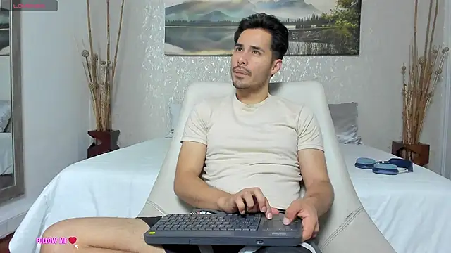 Snapshot of loghan_fox chatting on 10.02.25 loghan fox online show from 10.02.25