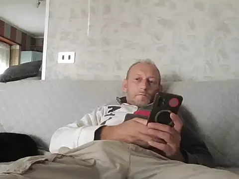 Snapshot of cazzoweb chatting on 09.22.25 cazzoweb online show from 09.22.25