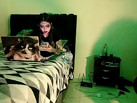 Snapshot of saenzjulieta1 chatting on 10.29.25 saenzjulieta1 online show from 10.29.25