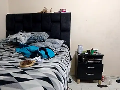 Snapshot of saenzjulieta1 chatting on 11.04.25 saenzjulieta1 online show from 11.04.25