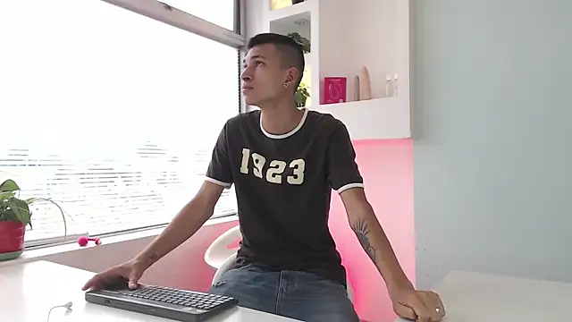 Snapshot of AmelieAndAce chatting on 09.19.25 AmelieAndAce online show from 09.19.25