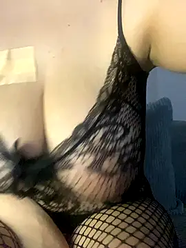 Snapshot of emiliafrancaise chatting on 10.13.25 emiliafrancaise online show from 10.13.25