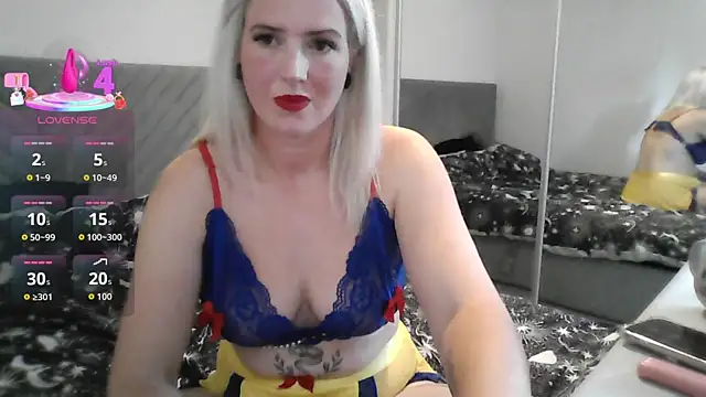 Snapshot of BlondeBells chatting on 09.19.25 BlondeBells online show from 09.19.25