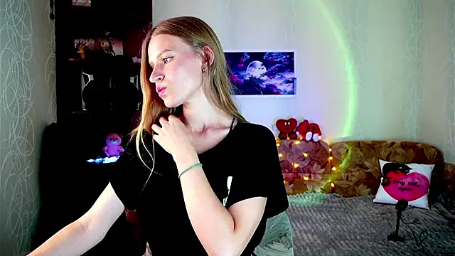 Snapshot of Luntryy chatting on 09.09.25 Luntryy online show from 09.09.25