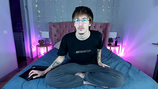 Snapshot of KiskaKurt chatting on 11.16.25 KiskaKurt online show from 11.16.25