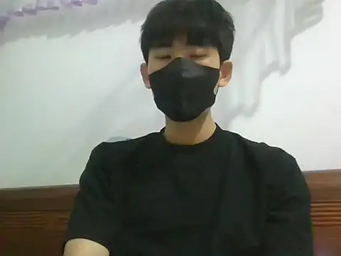 Snapshot of Minh chatting on 11.06.25 Minh online show from 11.06.25