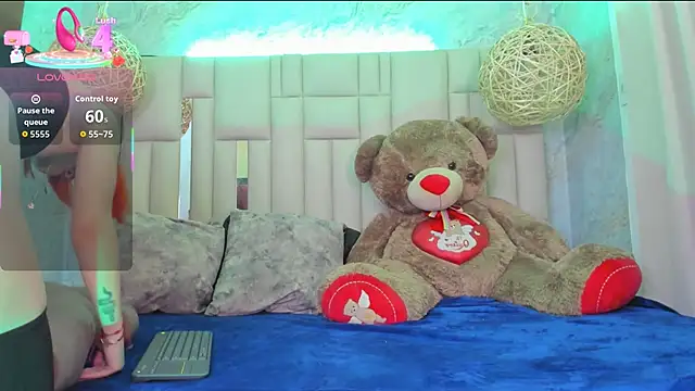 Snapshot of NikkyyRed chatting on 09.12.25 NikkyyRed online show from 09.12.25