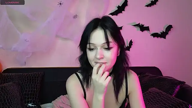 Snapshot of mimi_purrs chatting on 10.28.25 mimi purrs online show from 10.28.25