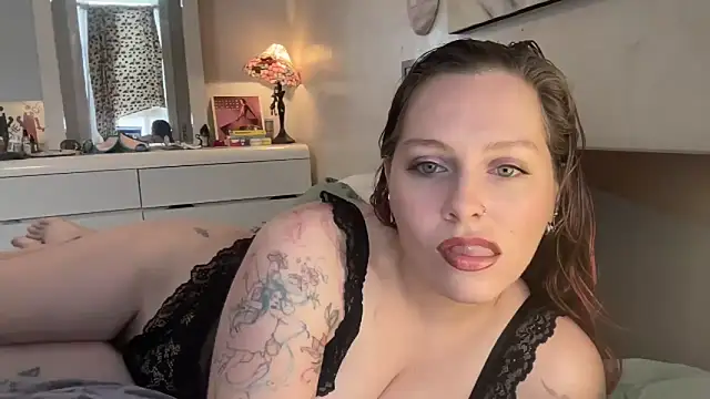 Snapshot of strawberrylemonadexoxo chatting on 10.29.25 strawberrylemonadexoxo online show from 10.29.25