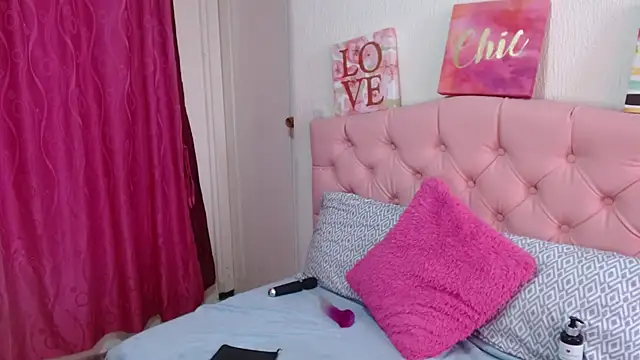 Snapshot of Emma-Flowers chatting on 10.08.25 Emma-Flowers online show from 10.08.25