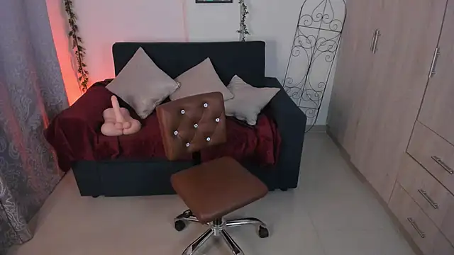 Snapshot of mishelkrave_ chatting on 10.10.25 mishelkrave  online show from 10.10.25