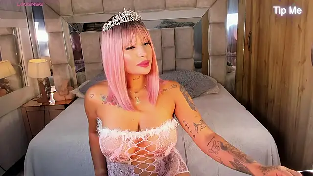 Snapshot of MaddyGray_ chatting on 10.18.25 MaddyGray  online show from 10.18.25