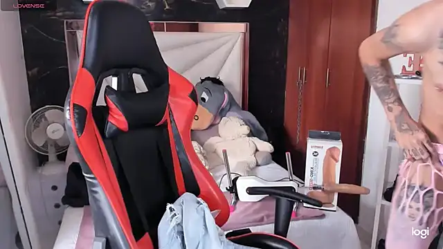 Snapshot of sara_slut21 chatting on 12.04.24 sara slut21 online show from 12.04.24