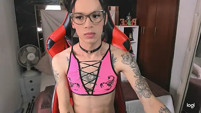 Snapshot of sara_slut21 chatting on 12.28.24 sara slut21 online show from 12.28.24