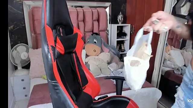 Snapshot of sara_slut21 chatting on 01.28.25 sara slut21 online show from 01.28.25