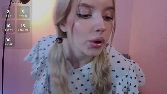 Snapshot of PickmeBabby chatting on 10.18.25 PickmeBabby online show from 10.18.25