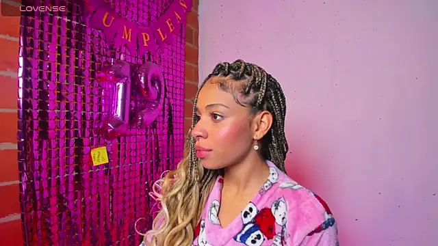 Snapshot of yumi_hanna chatting on 10.03.25 yumi hanna online show from 10.03.25