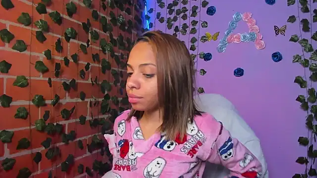 Snapshot of yumi_hanna chatting on 10.26.25 yumi hanna online show from 10.26.25