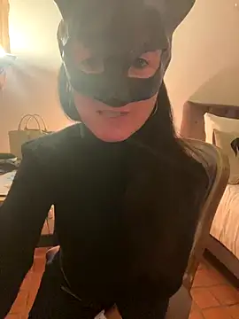 Snapshot of LesAmantsAE2 chatting on 10.01.25 LesAmantsAE2 online show from 10.01.25