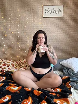 Snapshot of goddesskass chatting on 10.28.25 goddesskass online show from 10.28.25