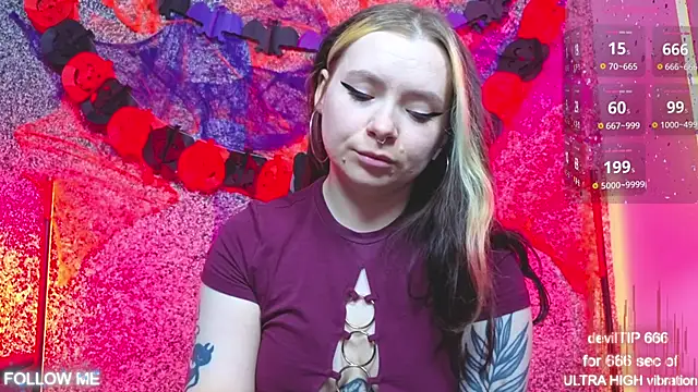 Snapshot of SadPotato_ chatting on 10.21.25 SadPotato  online show from 10.21.25