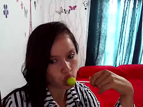 FrecitaRoja online show from 10.16.25