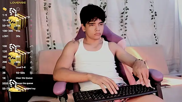 Snapshot of an_drew18 chatting on 10.04.25 an drew18 online show from 10.04.25