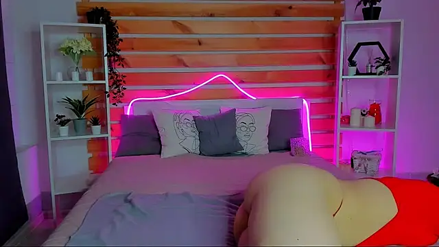 Snapshot of Laura_Ellinss chatting on 10.16.25 Laura Ellinss online show from 10.16.25