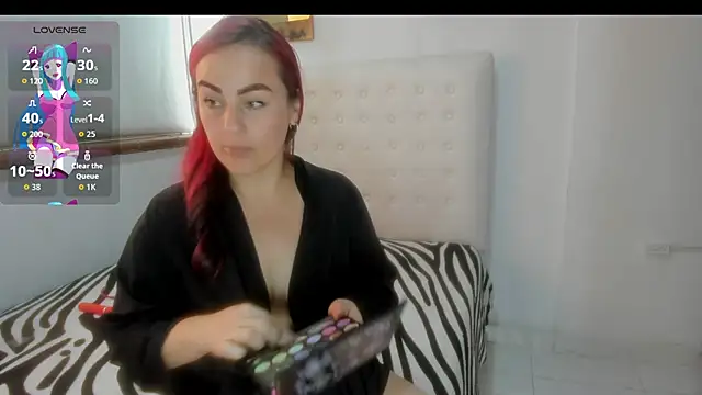 Snapshot of Roxannelorence_ chatting on 10.28.25 Roxannelorence  online show from 10.28.25