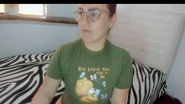 Snapshot of Roxannelorence_ chatting on 10.29.25 Roxannelorence  online show from 10.29.25