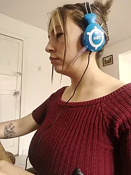 Snapshot of AlanaDesire chatting on 09.28.25 AlanaDesire online show from 09.28.25