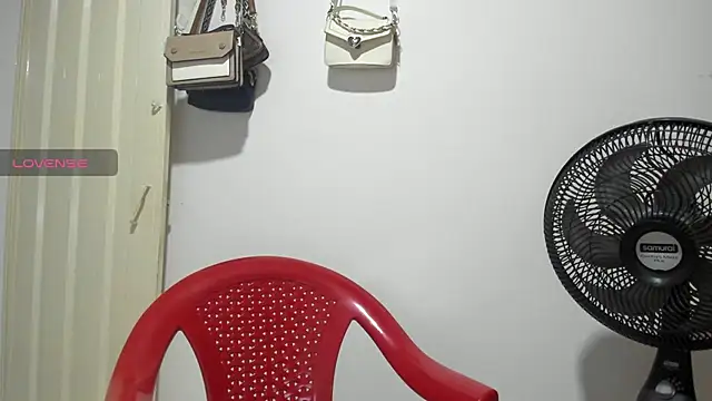 Snapshot of karlys01 chatting on 09.28.25 karlys01 online show from 09.28.25