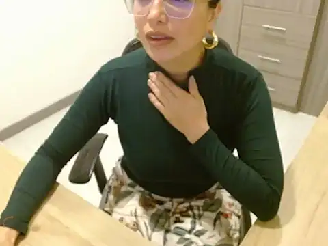 Snapshot of fox_renata chatting on 10.28.25 fox renata online show from 10.28.25