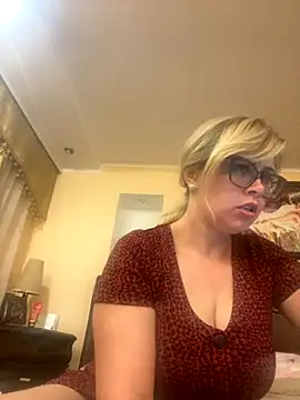 Snapshot of Crystal00Girl chatting on 09.27.25 Crystal00Girl online show from 09.27.25