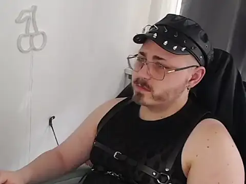 Snapshot of FabianKinky chatting on 10.21.25 FabianKinky online show from 10.21.25