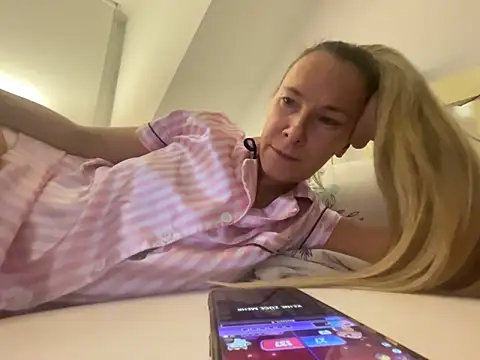Snapshot of blondi2077 chatting on 10.26.25 blondi2077 online show from 10.26.25