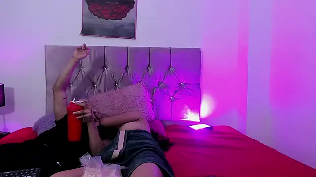 Snapshot of AndretiiAndCamila chatting on 10.03.25 AndretiiAndCamila online show from 10.03.25