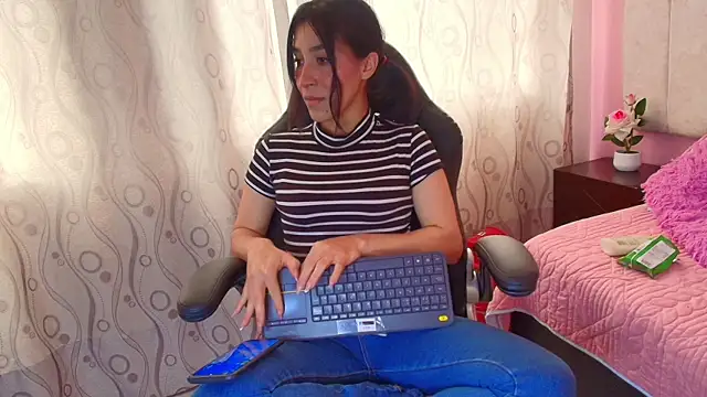 DarlingDuchess  online show from 10.07.25