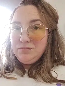 Snapshot of Kiss_Eva chatting on 02.15.25 Kiss Eva online show from 02.15.25