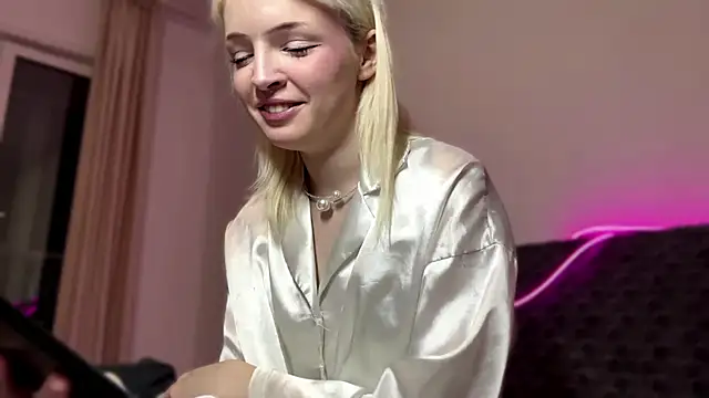 blondekira online show from 10.21.25