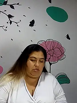 Snapshot of curvy_diva_ chatting on 10.15.25 curvy diva online show from 10.15.25