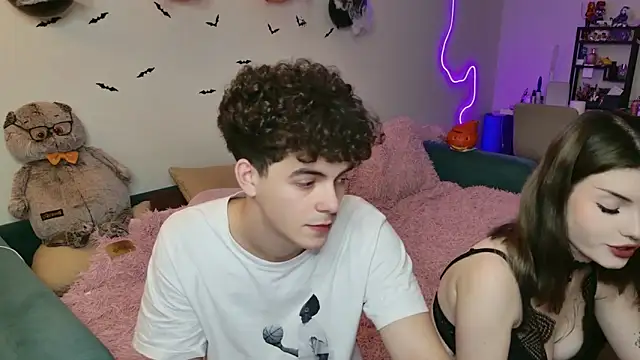 Snapshot of Alice18James chatting on 10.12.25 Alice18James online show from 10.12.25