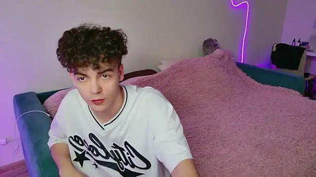 Snapshot of Alice18James chatting on 11.07.25 Alice18James online show from 11.07.25