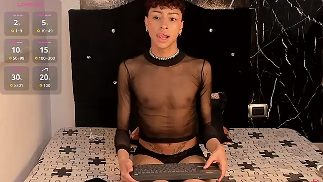 Snapshot of owen_sexy25 chatting on 10.24.25 owen sexy25 online show from 10.24.25