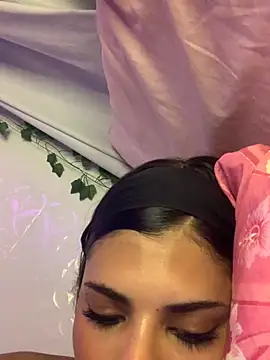 Snapshot of luluzinhax chatting on 10.18.25 luluzinhax online show from 10.18.25